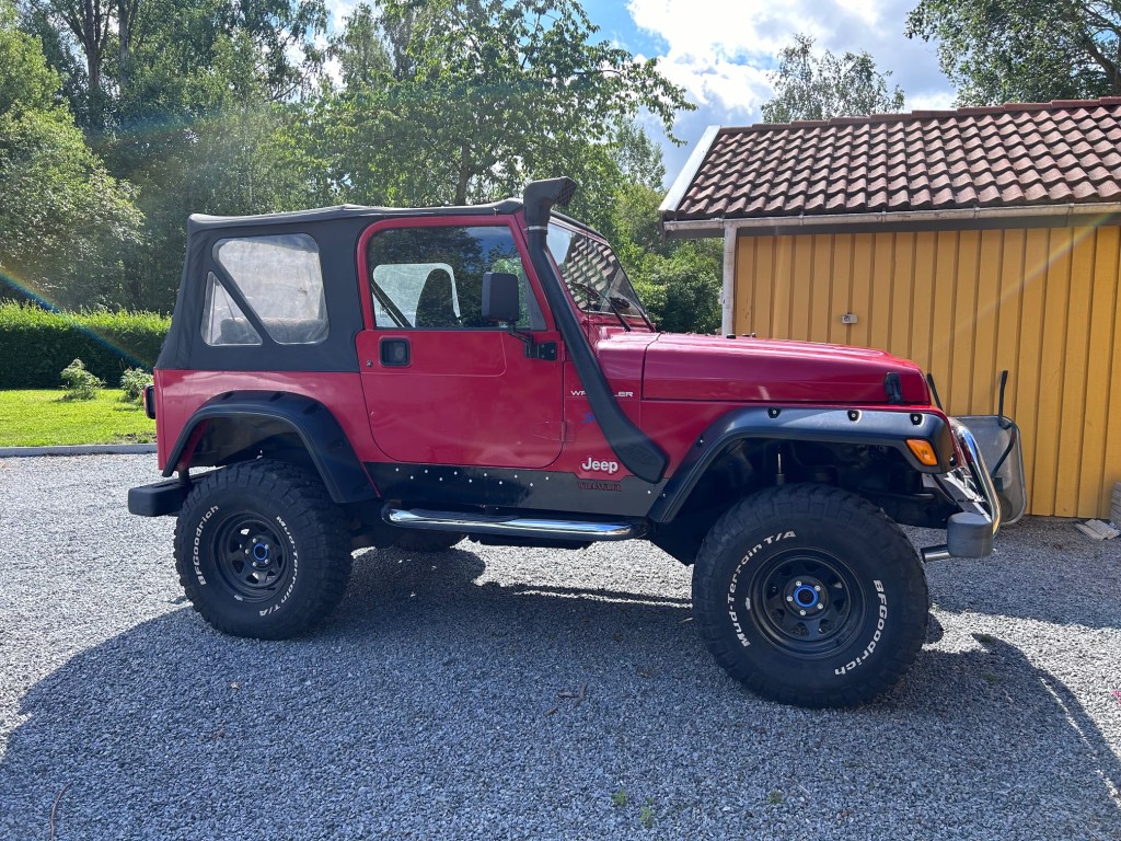 Jeep Wrangler TJ – Byte av framskärmar, montering av snorkel och lackering av tröskel-plåtarna.