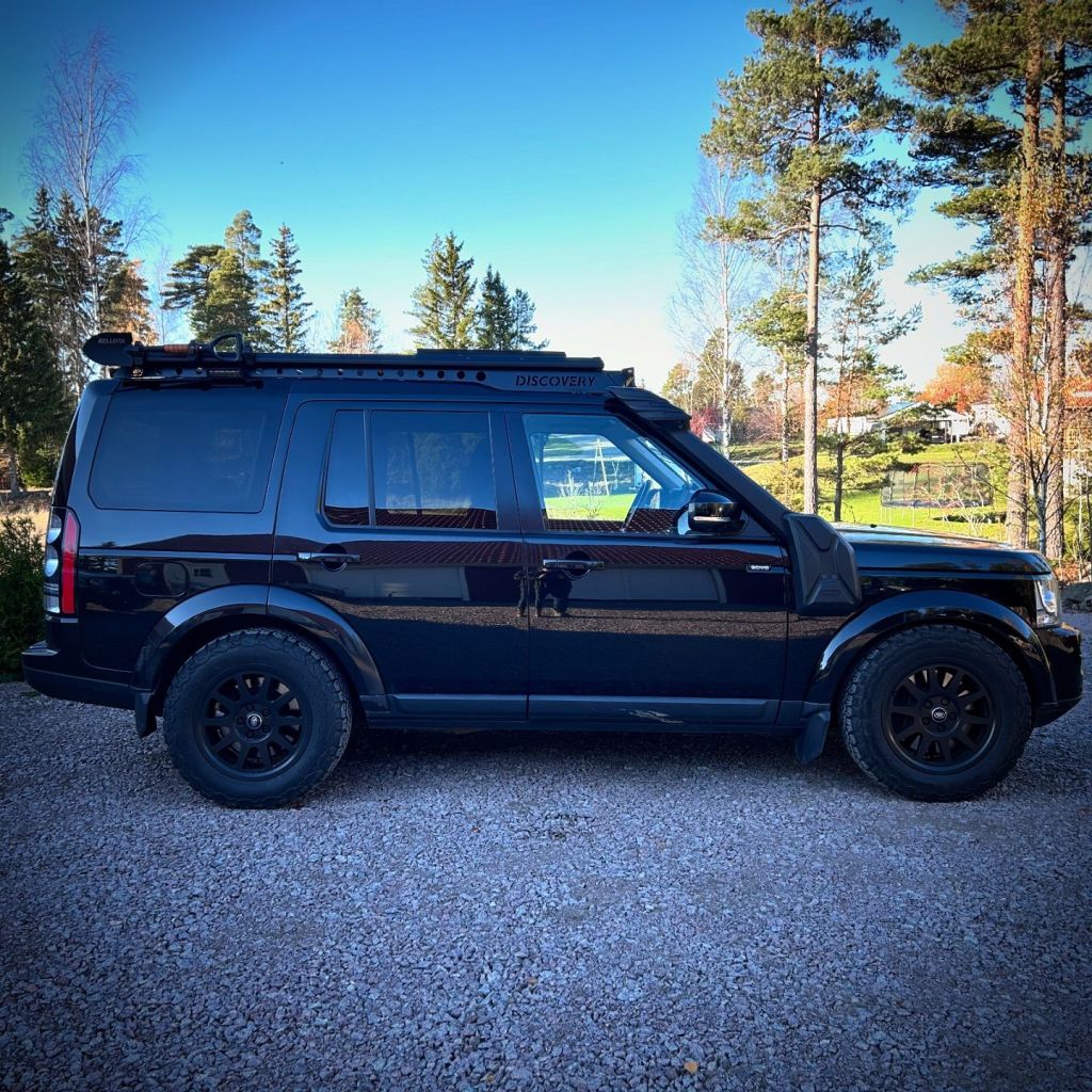 Land Rover Discovery 4 -montering av en&nbsp;hasplåt.