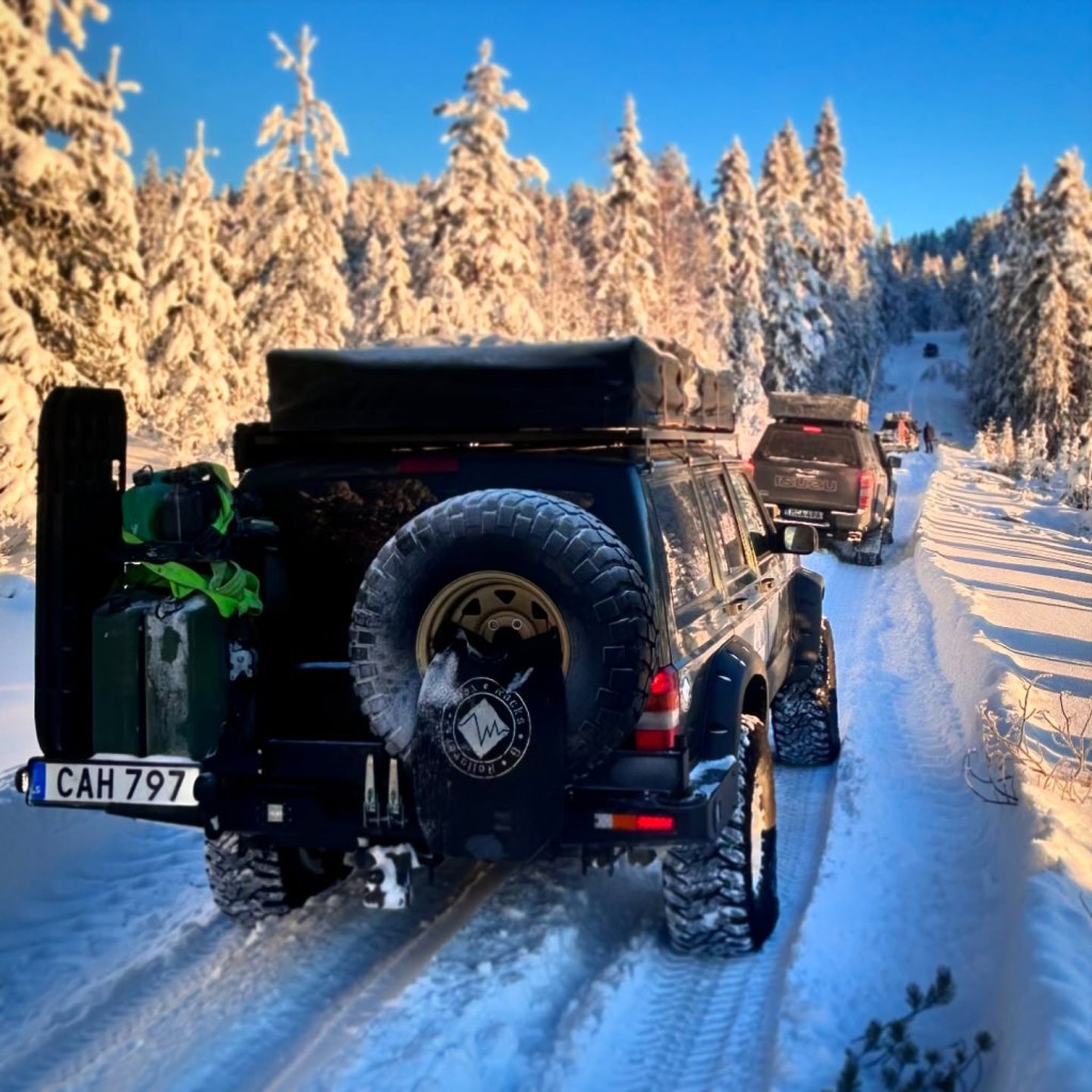 Kofångare med dubbla utsvängbara armar med fäste för reservhjul, bränsledunkar, sandstegar&nbsp;mm