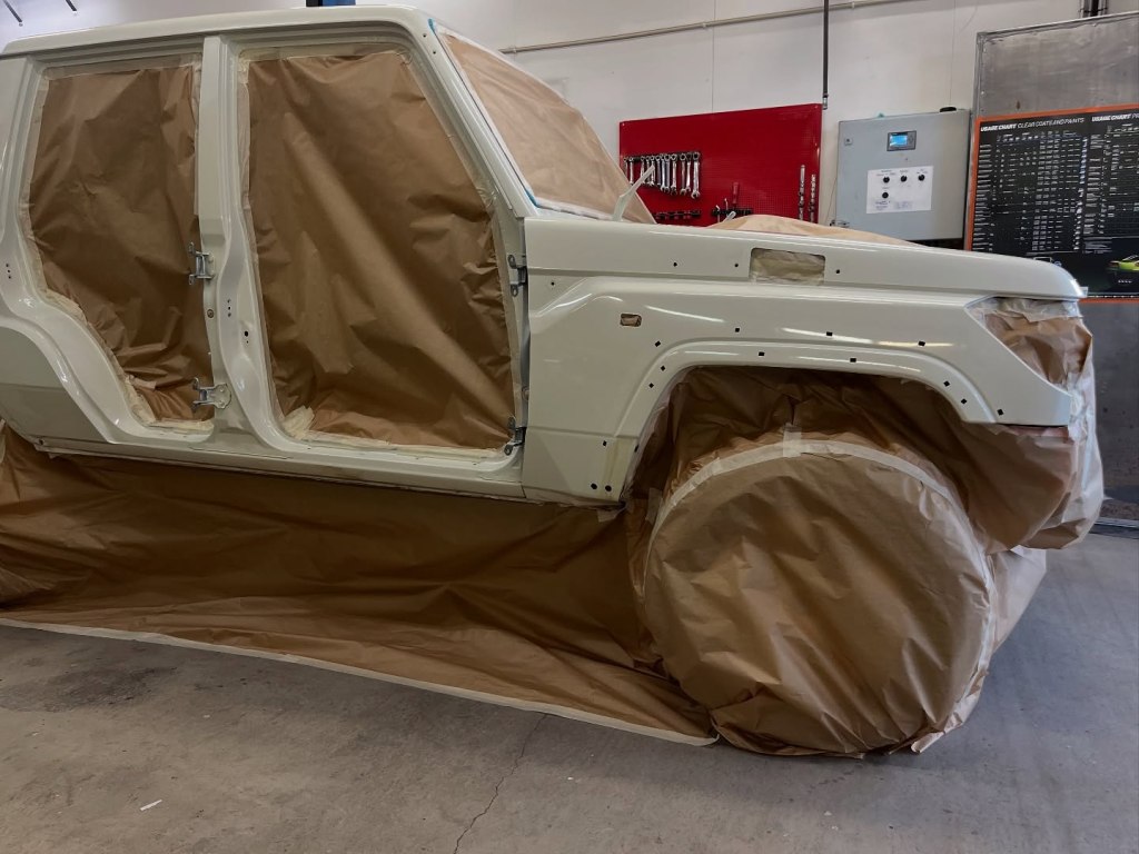 Omlackeringen av Toyota Land Cruiser&nbsp;79